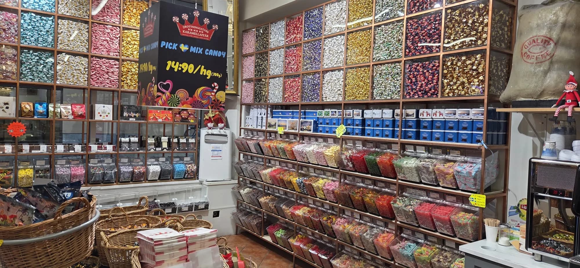 Färgglada lösviktsgodishinkar på Drottninggatans Karamellaffär i Stockholm