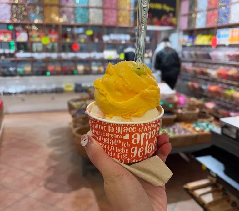 Krämig äkta gelato serverad hos Karamellaffären i Stockholm