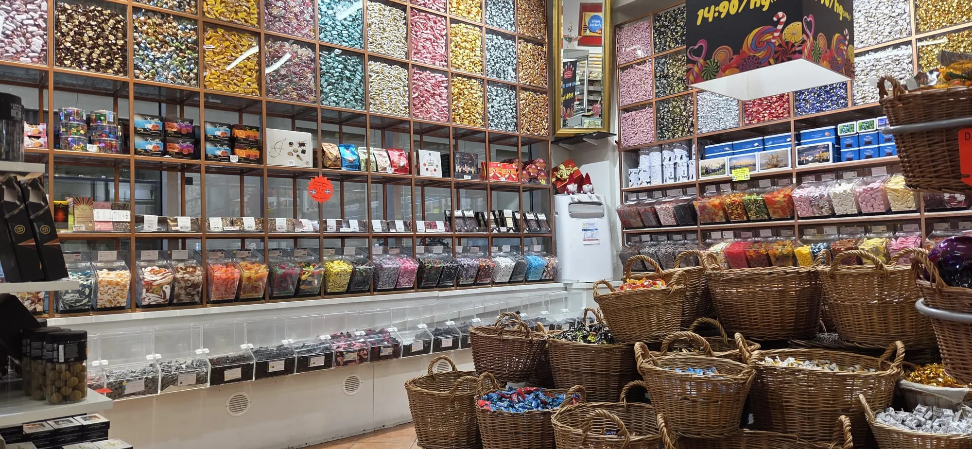 Färgglatt sortiment av svenskt godis, gelato och våfflor hos Karamellaffären