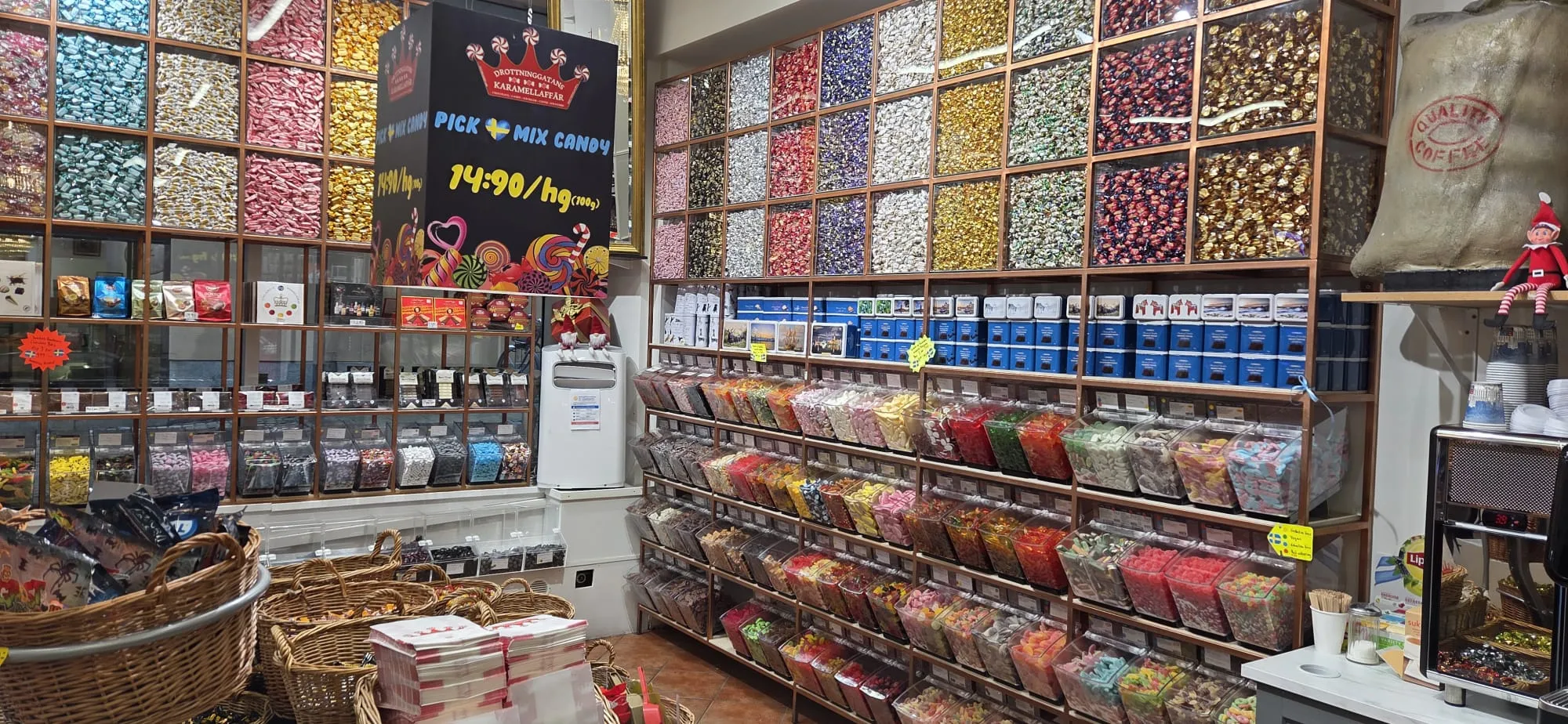 Färgglada lösviktsgodishinkar på Drottninggatans Karamellaffär i Stockholm
